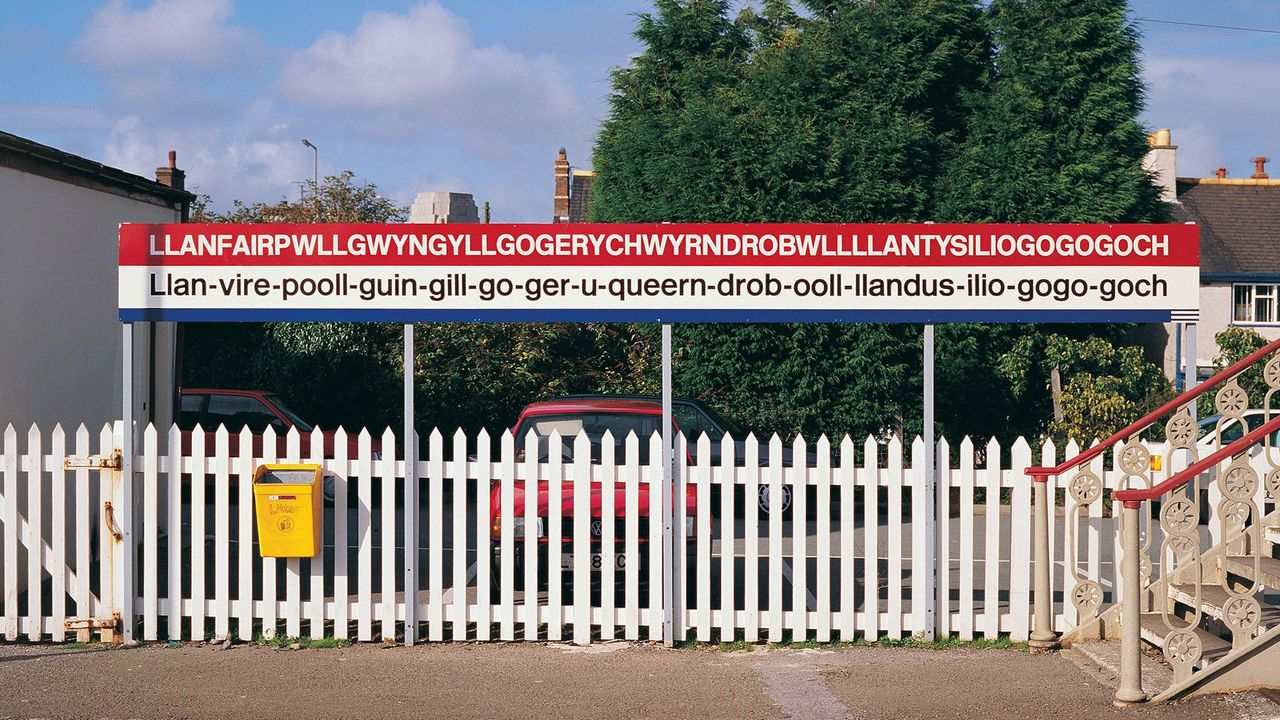 Самое длинное название слова. Деревня Лланвайр-Пуллгвингилл в Великобритании. Самое длинное название деревни. Самое длинное название станции в Уэльсе. Деревня в Уэльсе с длинным названием.