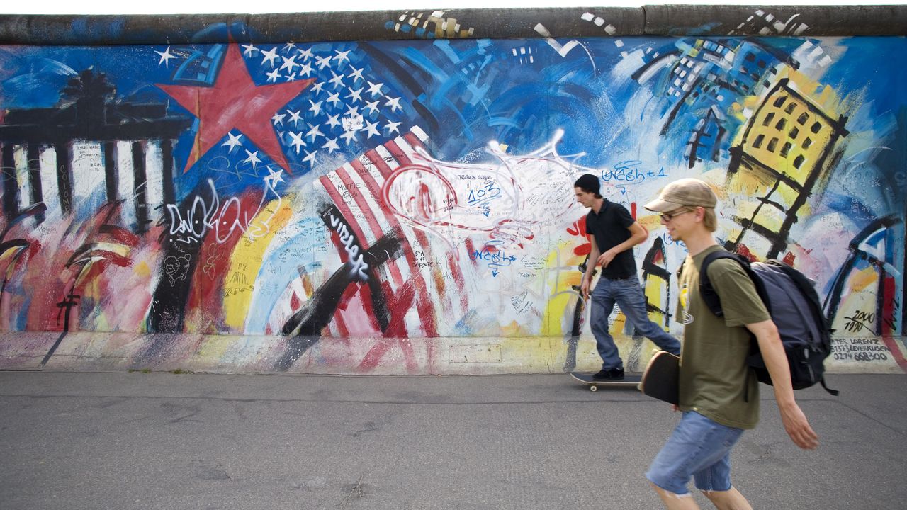 PUTTING BACK THE WALL Berlin 洋書 The Berlin Wall: A World Divided, 1961-1989 by Frederick