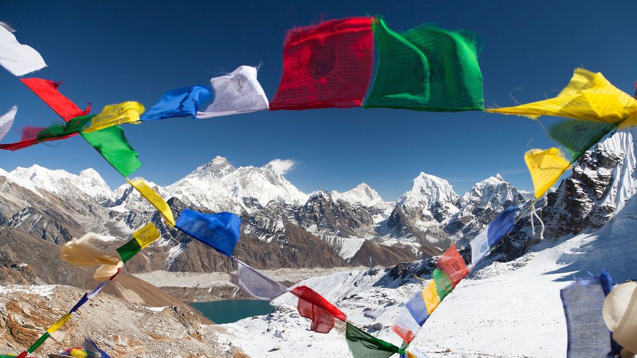 Hundreds of Summit Seekers Return to Mount Everest