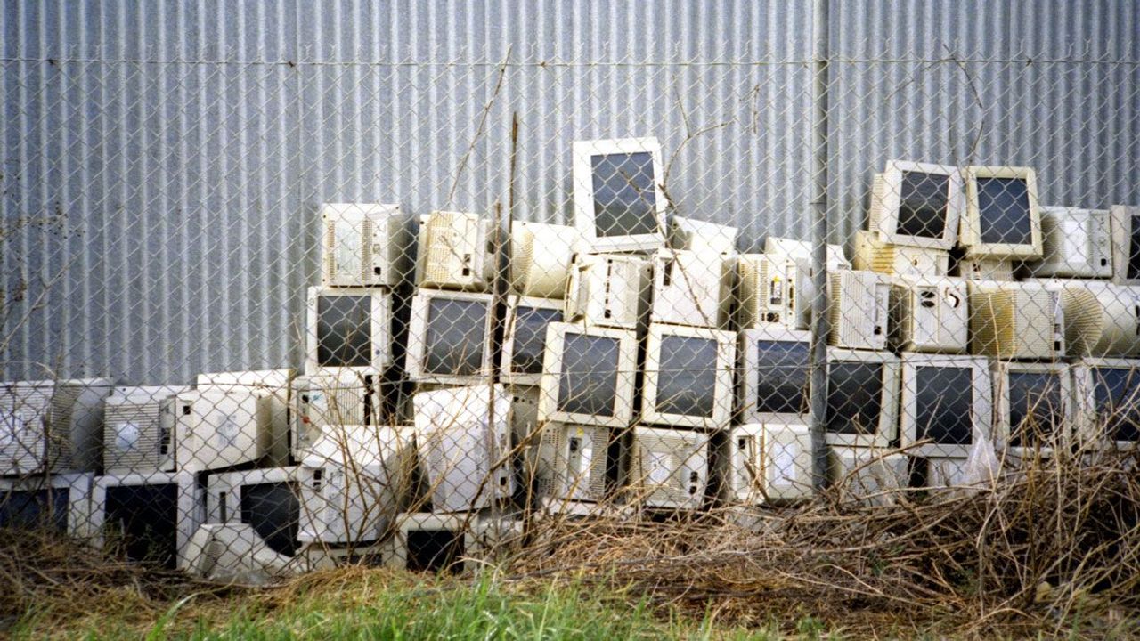 Our E-Waste Problem Is Ridiculous, and Gadget Makers Aren't Helping