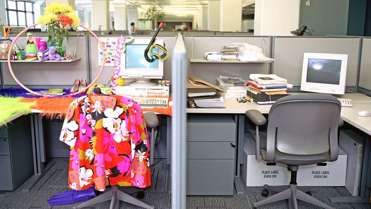 What\'s so wrong with dressing up your desk? - BBC Worklife