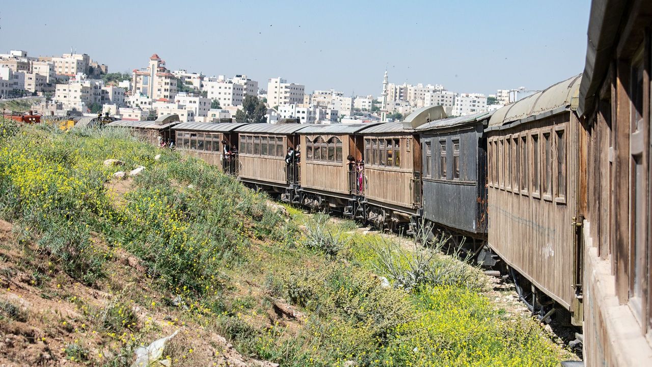 Why railroads put locomotives in the middle of a train - Trains