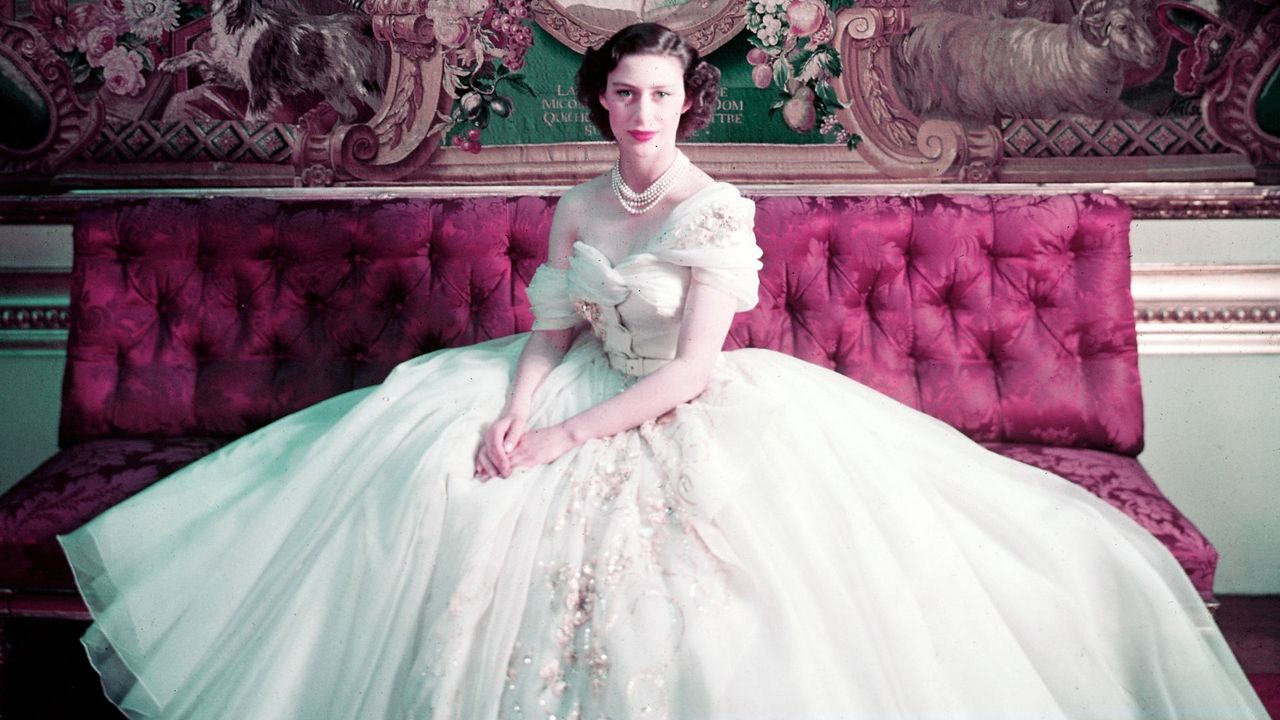 Grace Kelly and Liz Taylors Dior dresses displayed in new exhibit