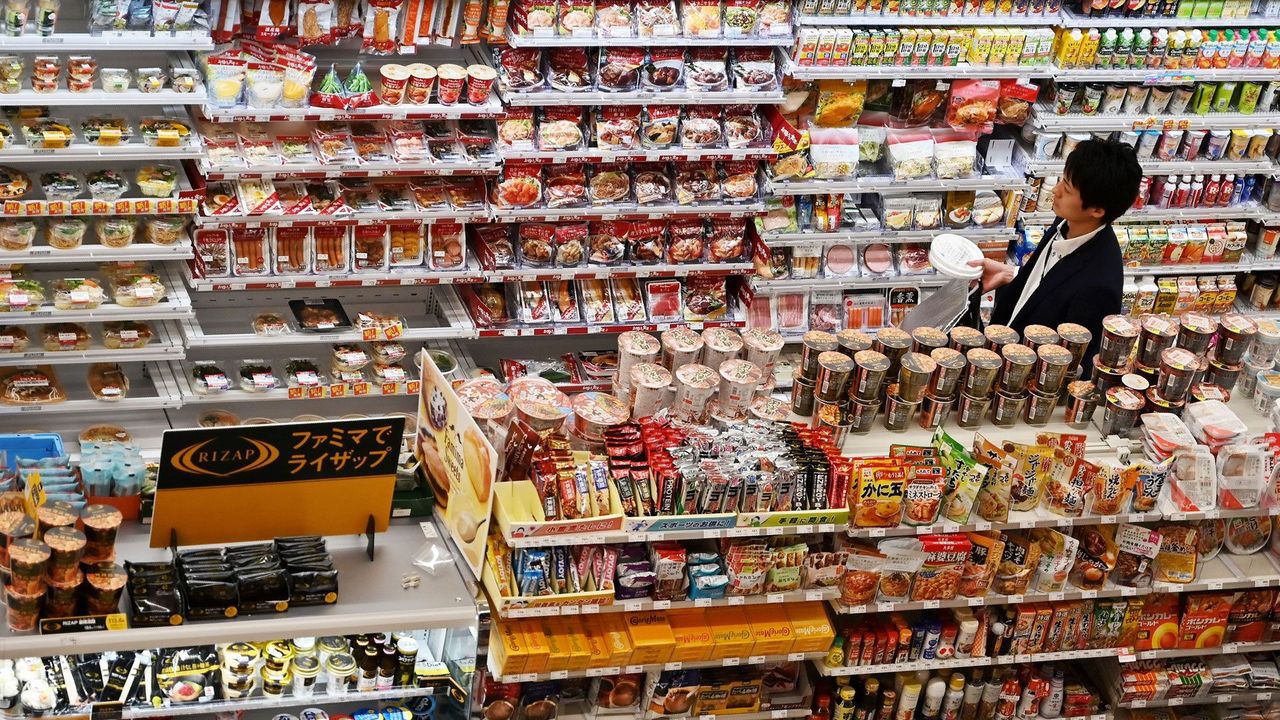 Convenience stores become popular among foreign tourists - The