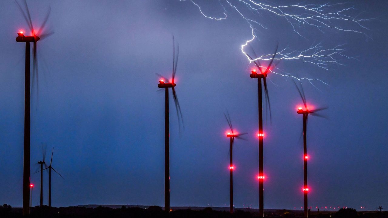 Wind turbines generate more than half of UK's electricity due to Storm Pia, Wind power