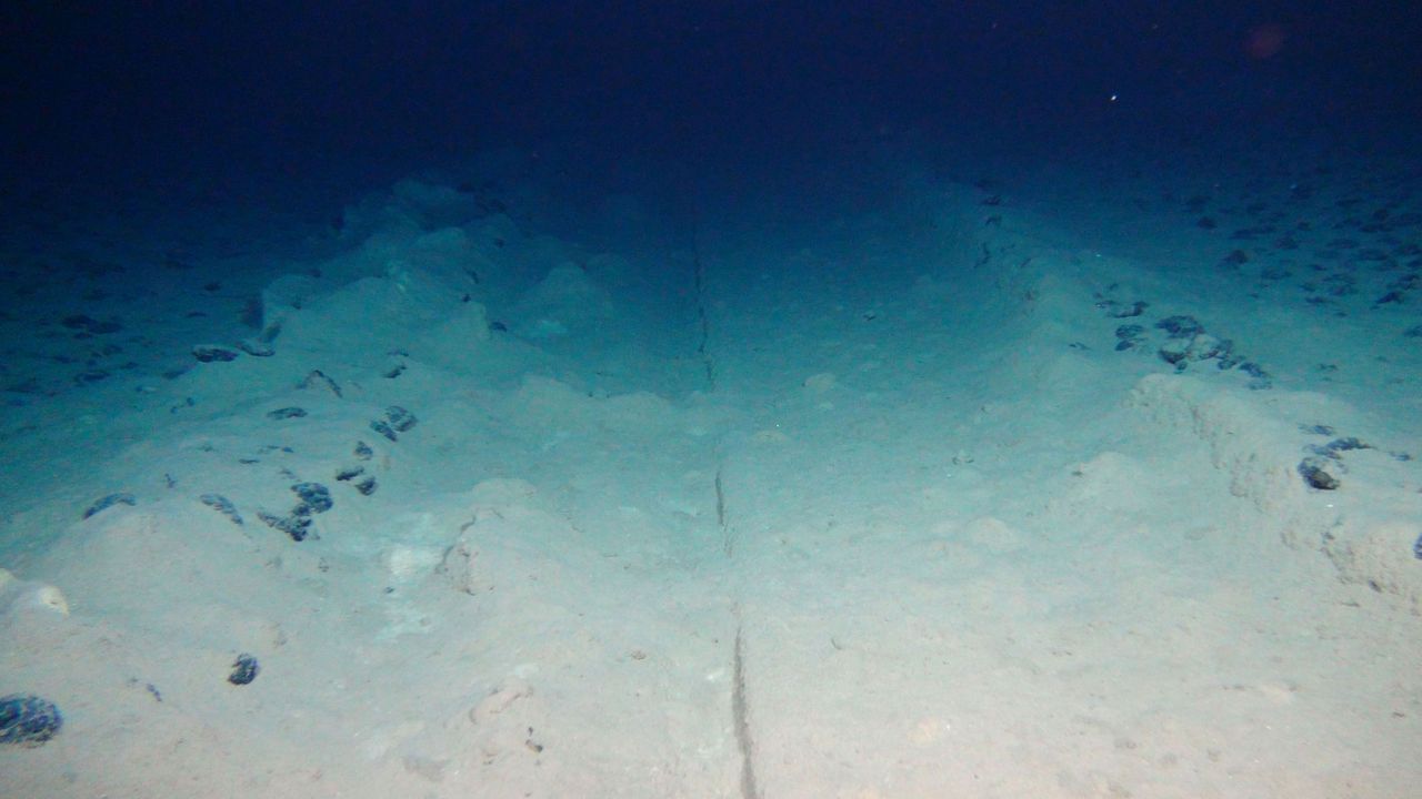 The unseen man-made 'tracks' on the deep ocean floor - BBC Future