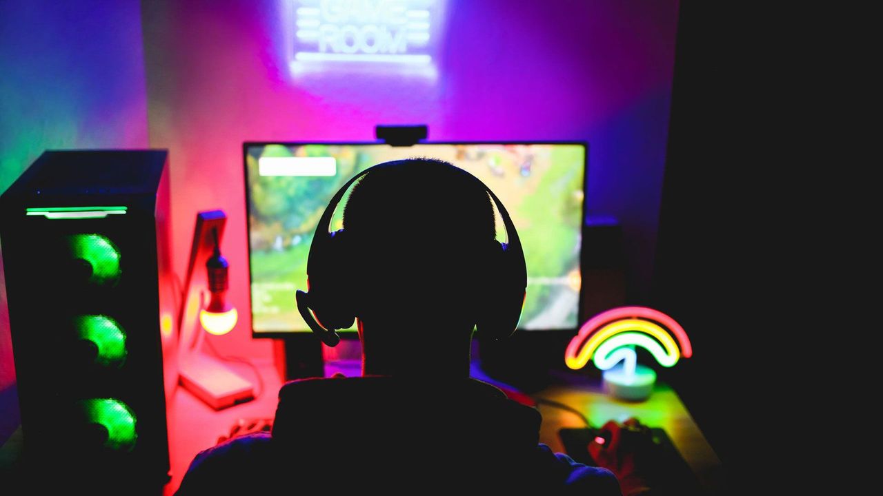 How computer games encourage kids to spend cash - BBC News