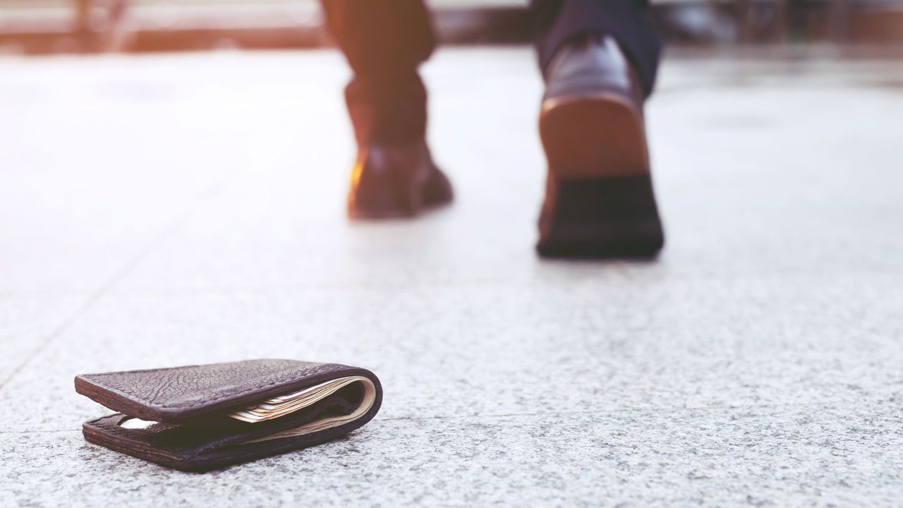 Why do Westerners love to use toilet paper? BBC Reel