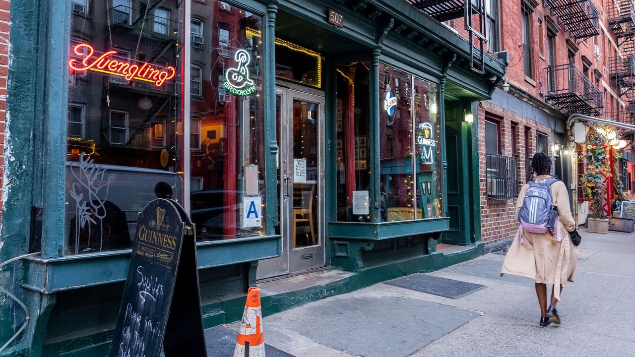 27 Best Happy Hours In NYC For Cheap Deals - Secret NYC