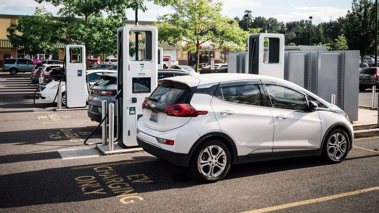 Battle Over Electric Vehicles Is Central to Auto Strike - The New