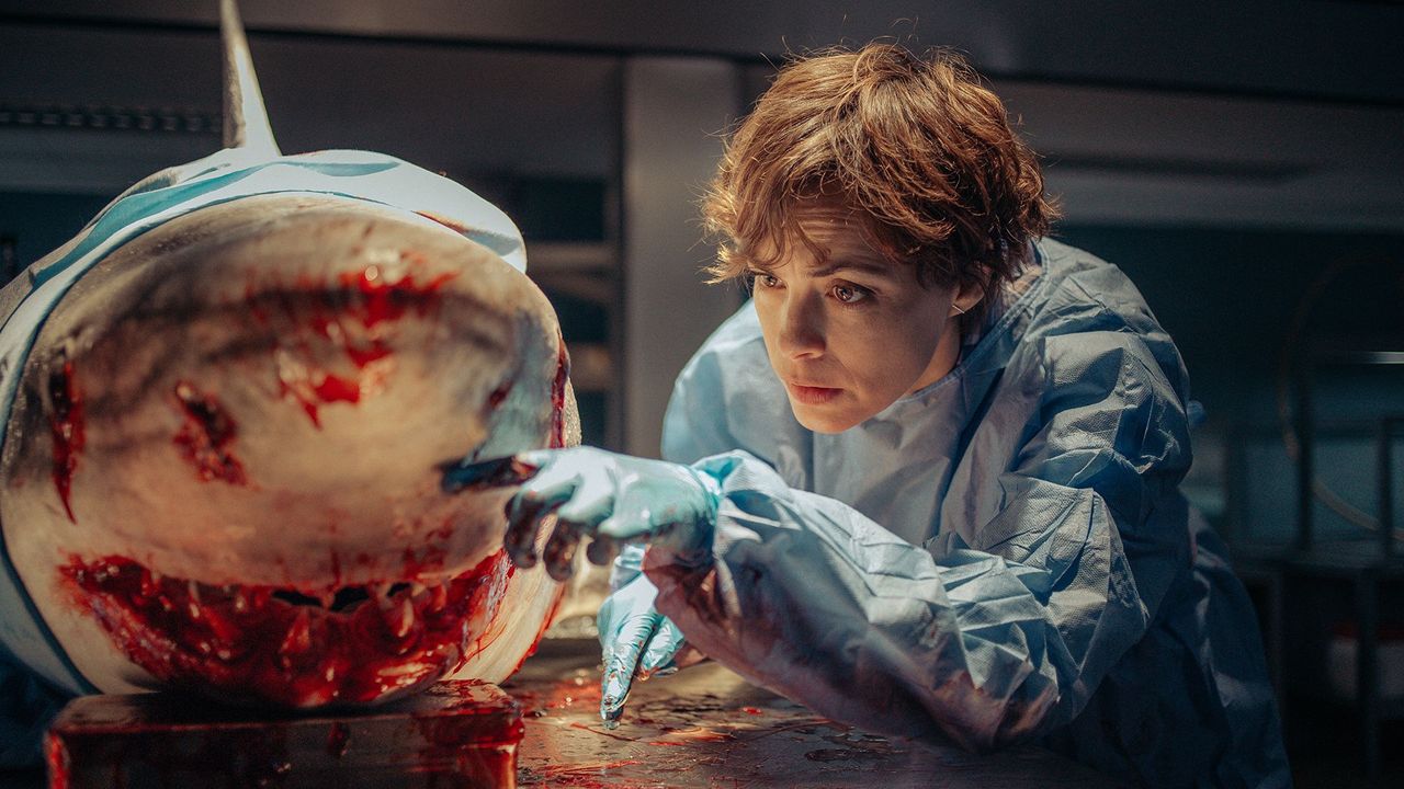 Review Film Under Paris: Ketegangan di Bawah Permukaan Kota Cinta