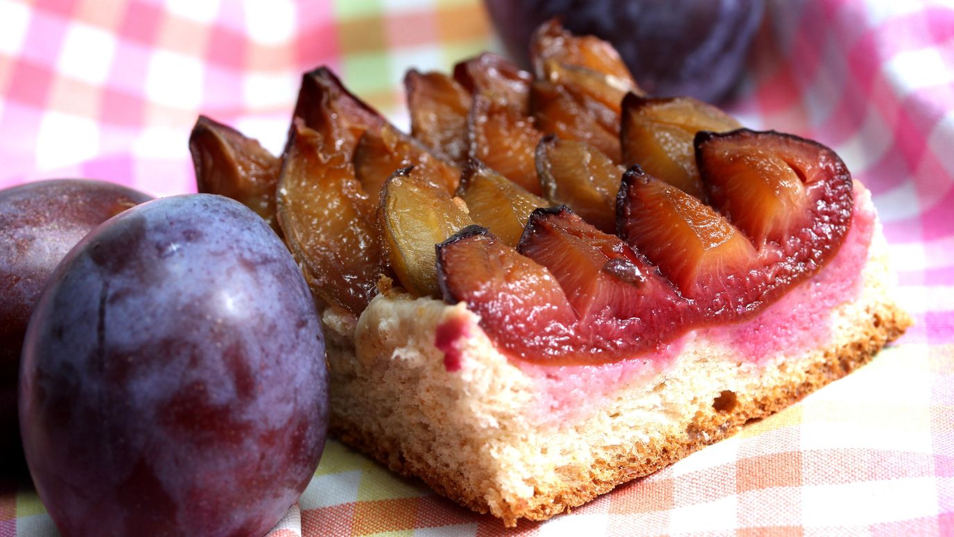 The cake that survived World War Two - BBC Reel