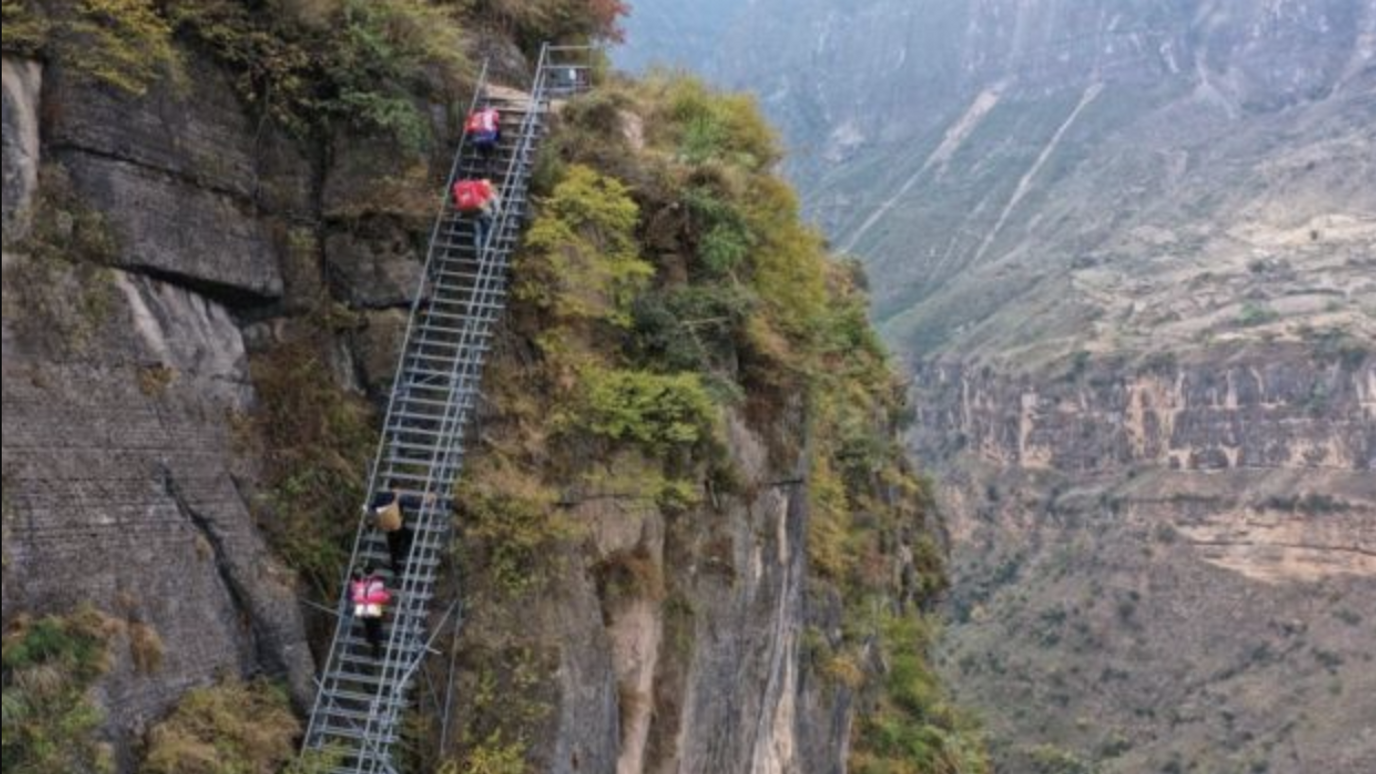 The remote Chinese village on an 800m-high cliff - BBC Reel