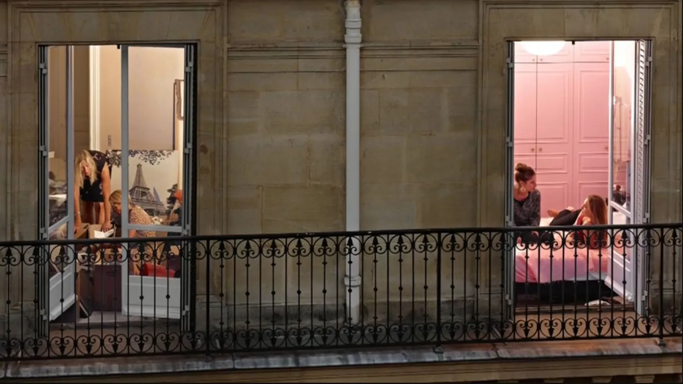 They had their window. Гейл Альберт-Халабан фотограф. Париж напротив. Гейл Алберт-Халабан, «из моего окна». Гейла Альберта Халабана. Neighbor bbc.