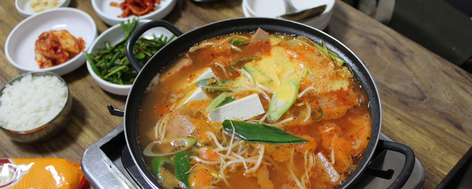 오늘날 budae-jjigae는 한국 전역에서 발견되며 많은 식당에서 요리를 제공합니다 (크레딧 : Credit : Hahna Yoon)