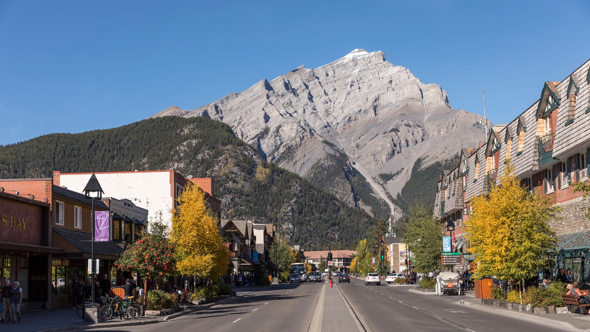 Cascade Mountain and the town of Banff. Photography: Rocky Mountaineer