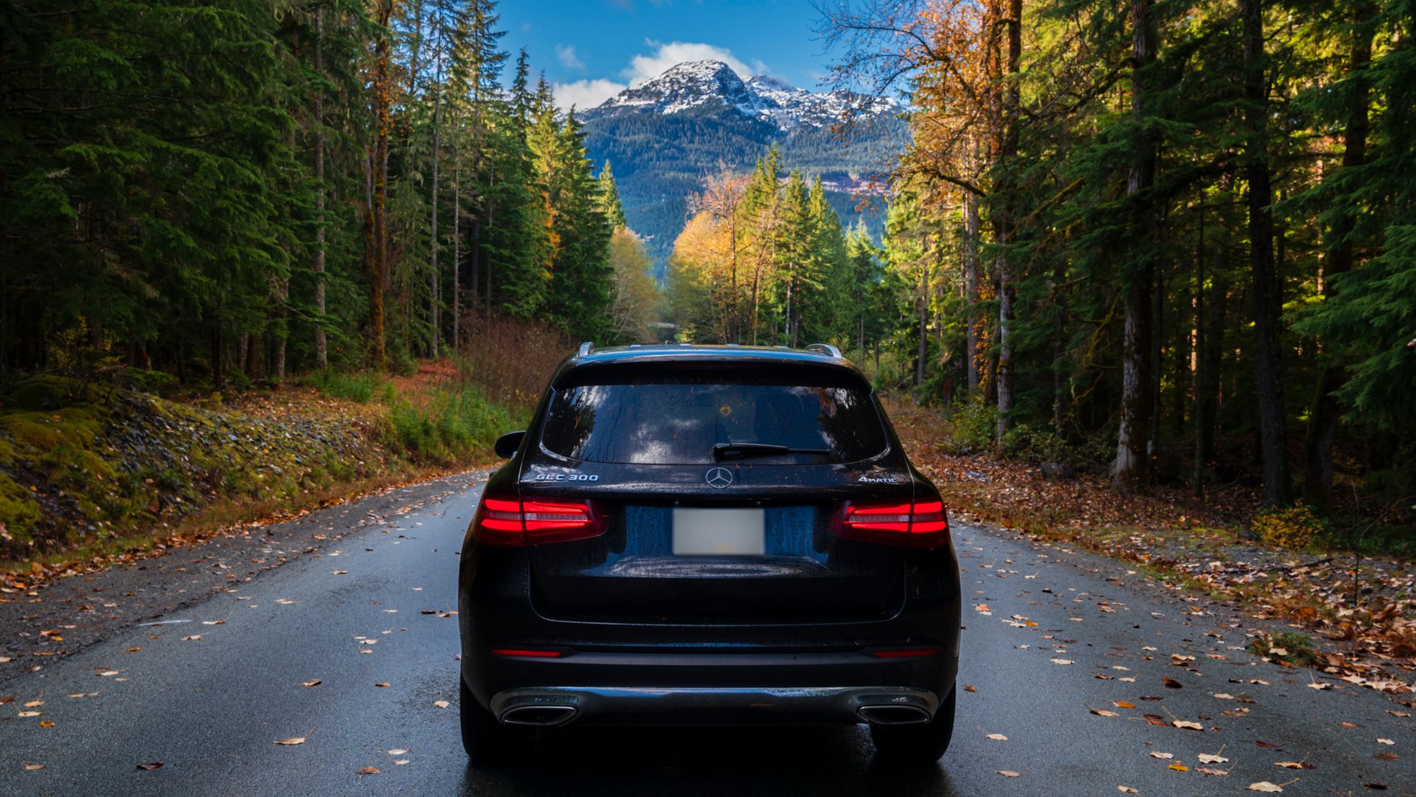 Driving through the Icefields Parkway with a SUV rental from Enterprise.