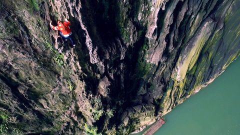 China’s cliff-climbing ‘spiderwoman’