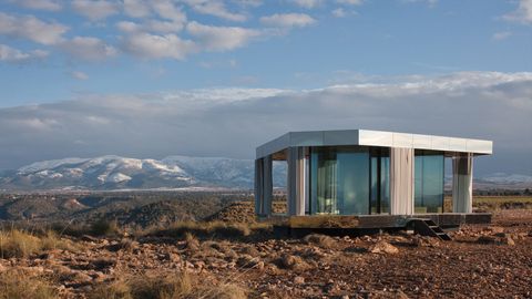 The glass house designed for the desert