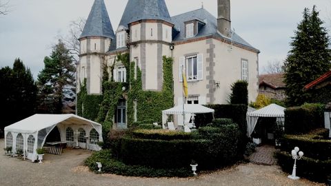 Why selling a mansion isn't easy
