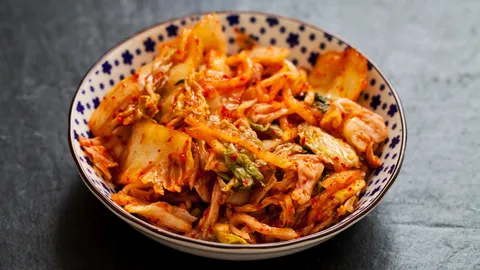 What gives kimchi its unusual flavour?