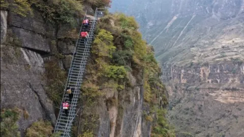 A daring 800m-high house move