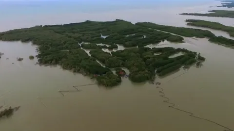 Indonesia: Alone in a sinking village