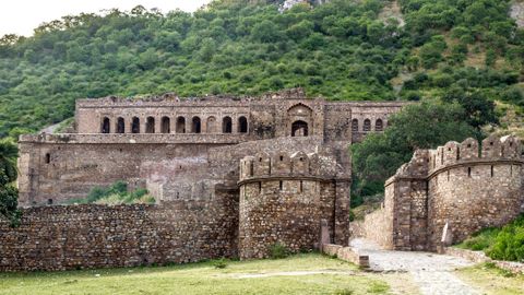 The secrets of India's haunted fort