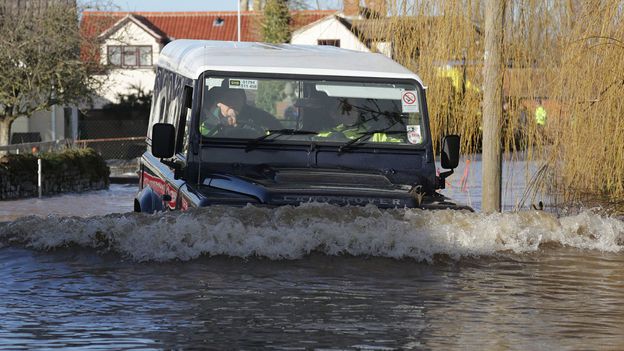 BBC - Autos - How to ford water, the Land Rover way