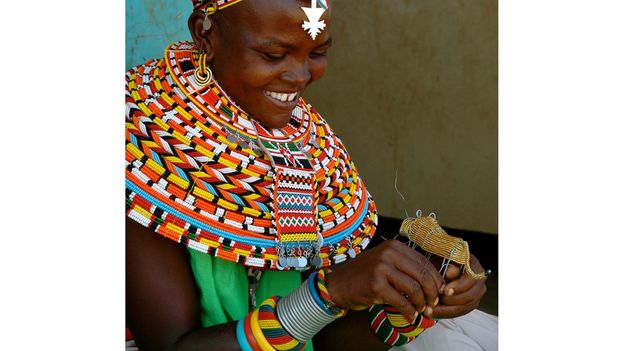 A Samburu woman making a beaded lion (Credit: Ewaso Lions)