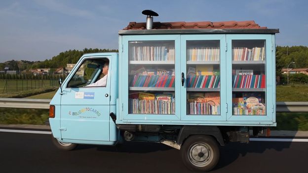 The tiny library [the Bibliomotocarro] bringing books to remote villages (2019)