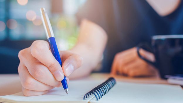 When the best way to take notes is by hand - BBC Future