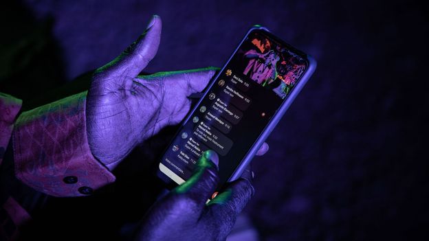 How to take a digital detox during the Covid-19 pandemic - BBC Worklife