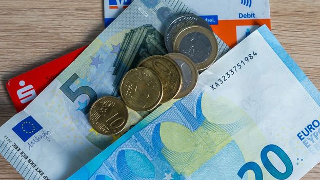 Will coronavirus change Germans’ love of cash? - BBC Worklife