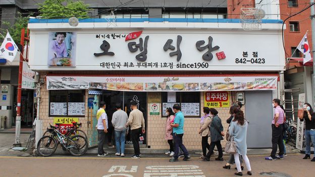 Odeng Sikdang은 한국의 기관이며 설립자 허기석은 budae-jjigae를 발명 한 것으로 여겨진다 (Credit : Credit : Yoonah Yoon)