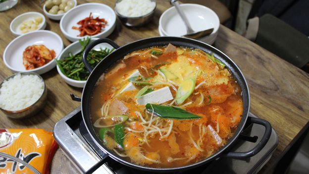 오늘날 budae-jjigae는 한국 전역에서 발견되며 많은 레스토랑이 요리 전문점입니다 (Credit : Credit : Hahna Yoon)