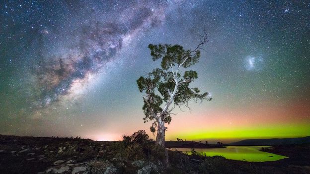 Most people know of the Northern Lights, but the southern hemisphere has its own lightshow (Credit: Credit: Luke Tscharke) Most people know of the Northern Lights, but the southern hemisphere has its own lightshow (Credit: Credit: Luke Tscharke)