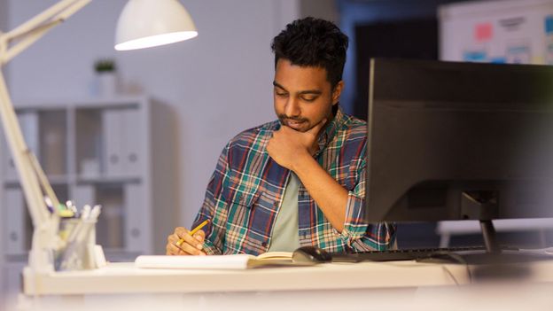 The benefits of note-taking by hand - BBC Worklife