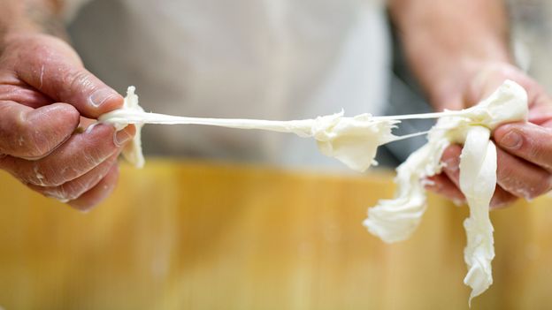 Το Burrata είναι πολύπλοκο στην παραγωγή και θεωρείται πάντα ως τυρί υψηλής ποιότητας (Credit: Credit: Riccardo Bruni / EyeEm / Getty Images)