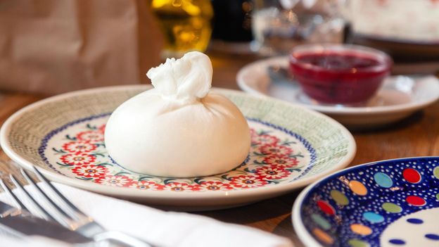 Σεφ Felice Sgarra: «Μπορείτε να χρησιμοποιήσετε burrata για τα πάντα, αλλά δεν χρειάζεται τίποτα» (Credit: Credit: MikroKon / Alamy)