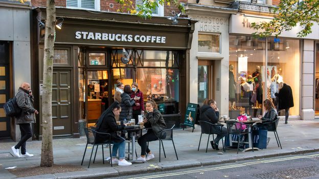 Today, it seems like every city centre in Britain is filled with international coffee chains (Credit: Credit: SOPA Images/Getty Images)