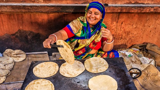 Many Indians prefer to buy from local businesses and street vendors (Credit: Credit: Hadnyah/Getty Images) Many Indians prefer to buy from local businesses and street vendors (Credit: Credit: Hadnyah/Getty Images)