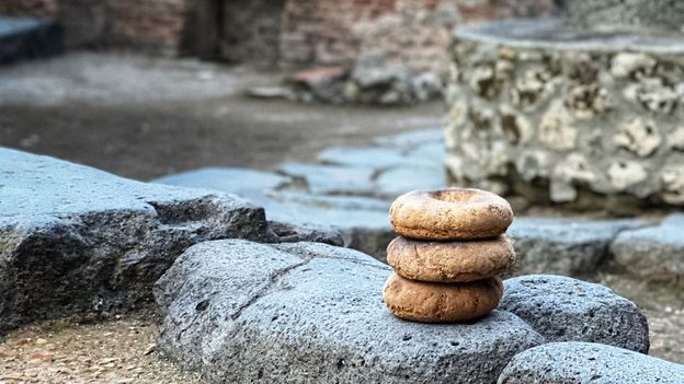 Arculata: The bread that survived Pompeii - BBC Travel