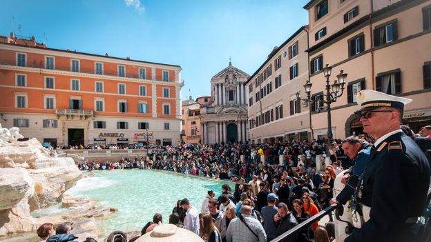 L’Italia prende di mira i turisti con la repressione di Airbnb e il divieto di parlare