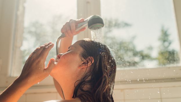 Is it better to shower in the morning or at night?