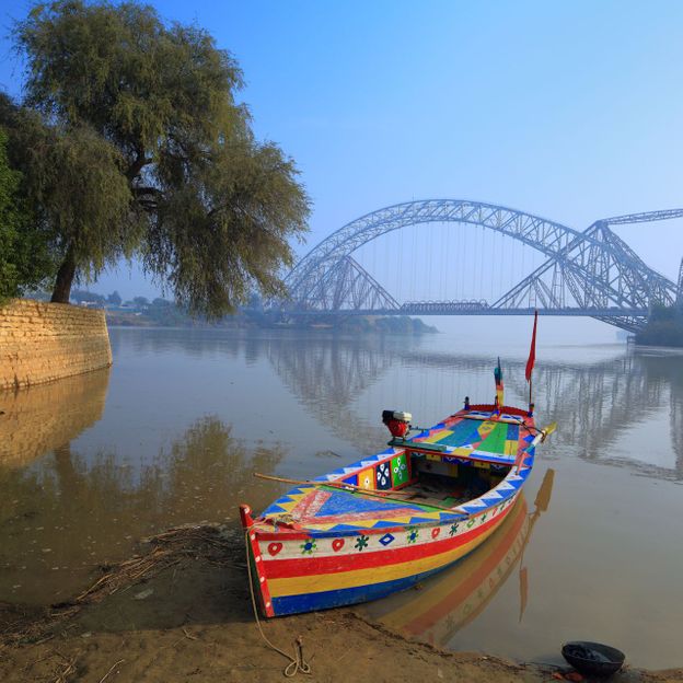 The Indus River is a vital water source for northern India and Pakistan, but originates in the mountains of Tibet that are controlled by China (©: Nadeem Khawar/Getty Images)