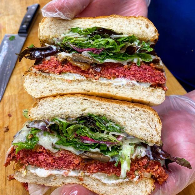 Plant-forward nawiązuje do żydowskiego jedzenia – jak ten wegański burger z Cleveland, Ohio deli Larder – może wydawać się nowoczesnym trendem, ale cofa się o wieki (Źródło: Jeremy Umansky)