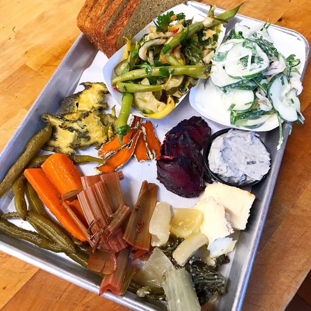 Półmisek wegetariański w Larder zawiera sezonowe sałatki i sfermentowane warzywa (Źródło: Jeremy Umansky)
