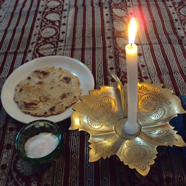 For Indian Jews, the Shabbat ceremony can include chapatis and grape sherbet (Credit: Esther David)
