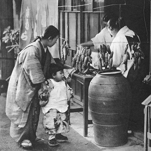 As yaki-imo became a staple winter food, sweet potato specialty stores and vendors boomed in the early 20th Century (Credit: Chronicle/Alamy Stock Photo)